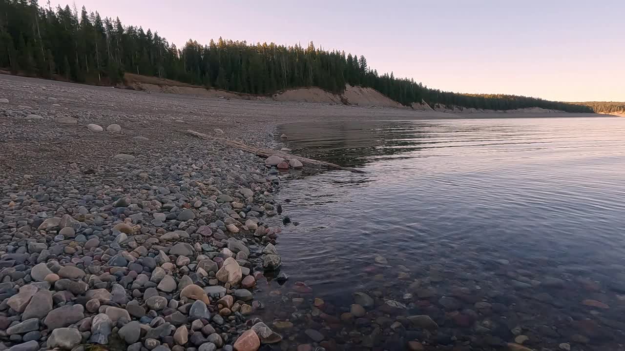 移动到大提顿山脉的杰克逊湖畔视频素材