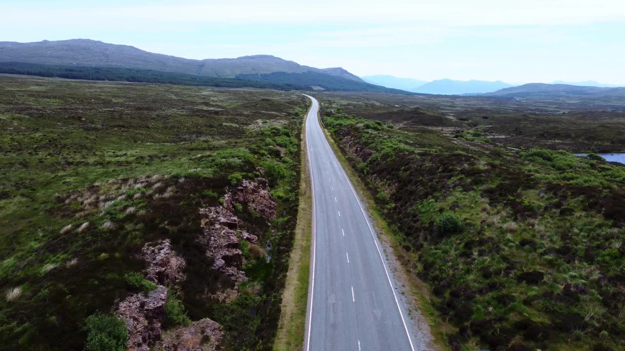 鸟瞰空风景公路在苏格兰高地-苏格兰视频素材