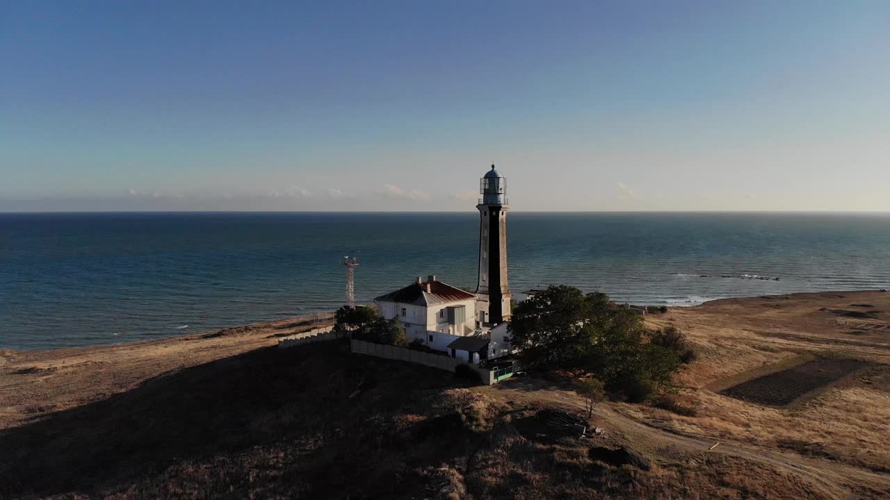 海岸灯塔的鸟瞰图矗立在海岸或海洋上。特殊用途的历史建筑视频素材