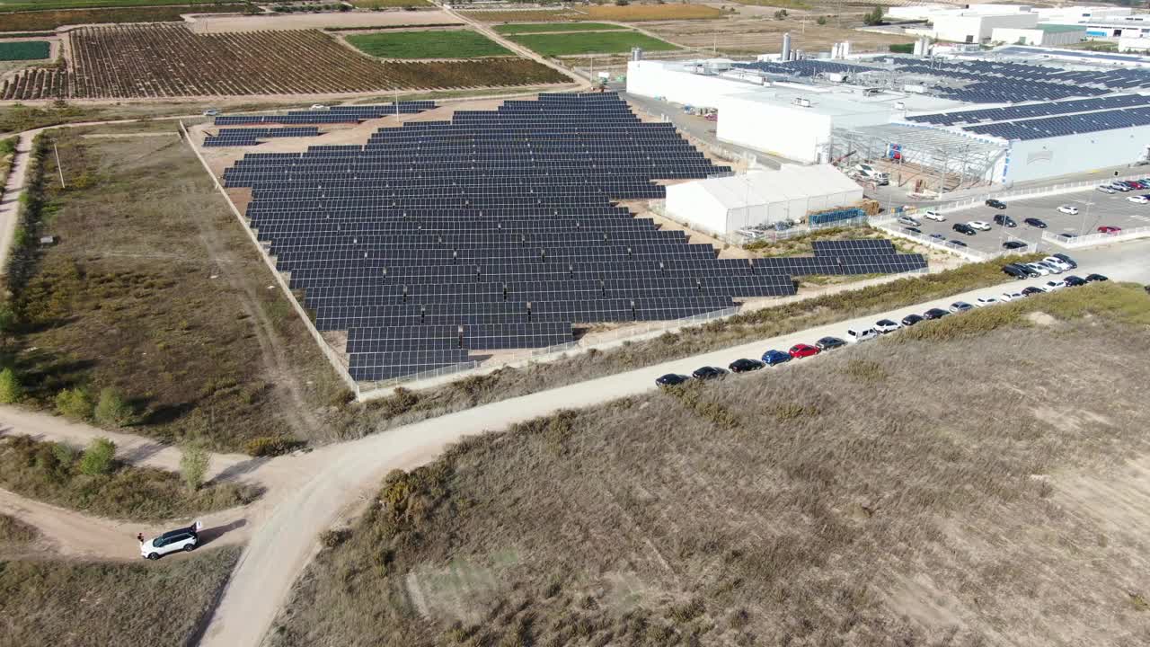 太阳能农场旁边的工业建筑视频素材