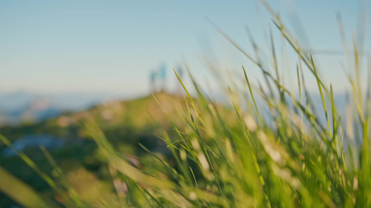 三个无法辨认的登山者在山顶上视频素材