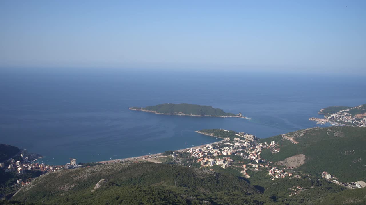 以大海为背景的青山全景。Budva、黑山视频素材