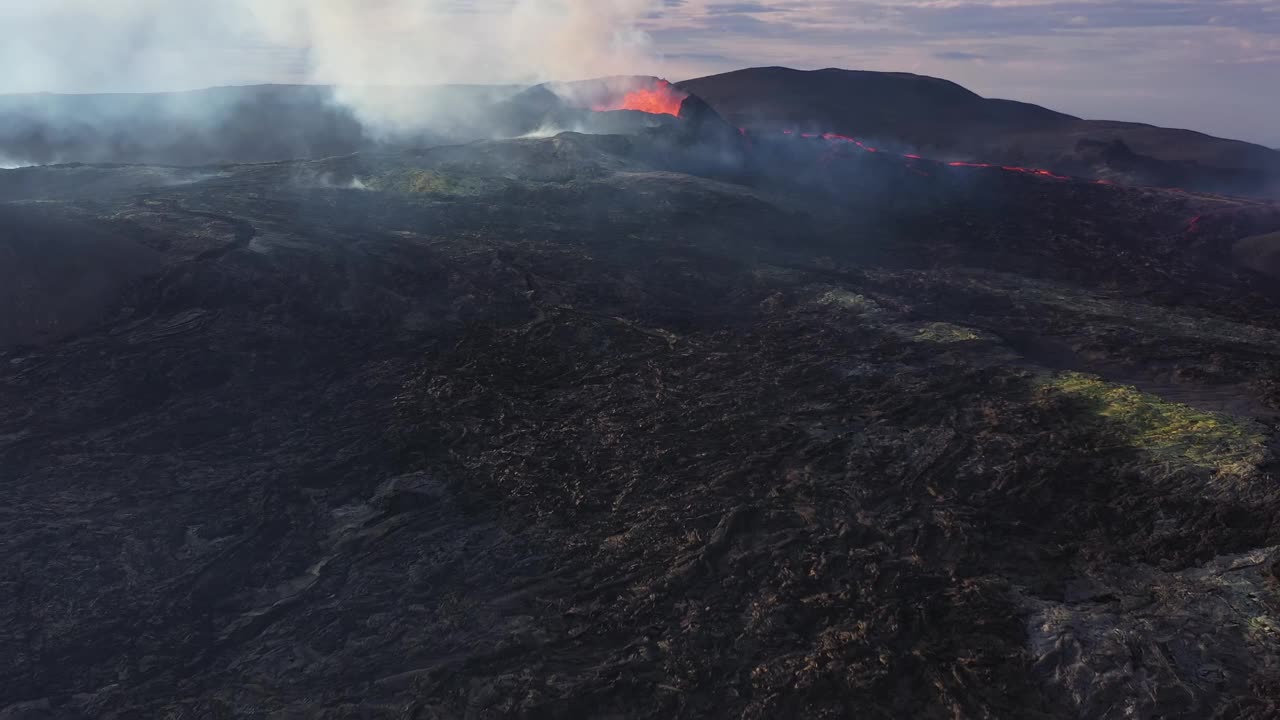 火山爆发的鸟瞰图，冰岛法格拉达斯火山活跃视频素材