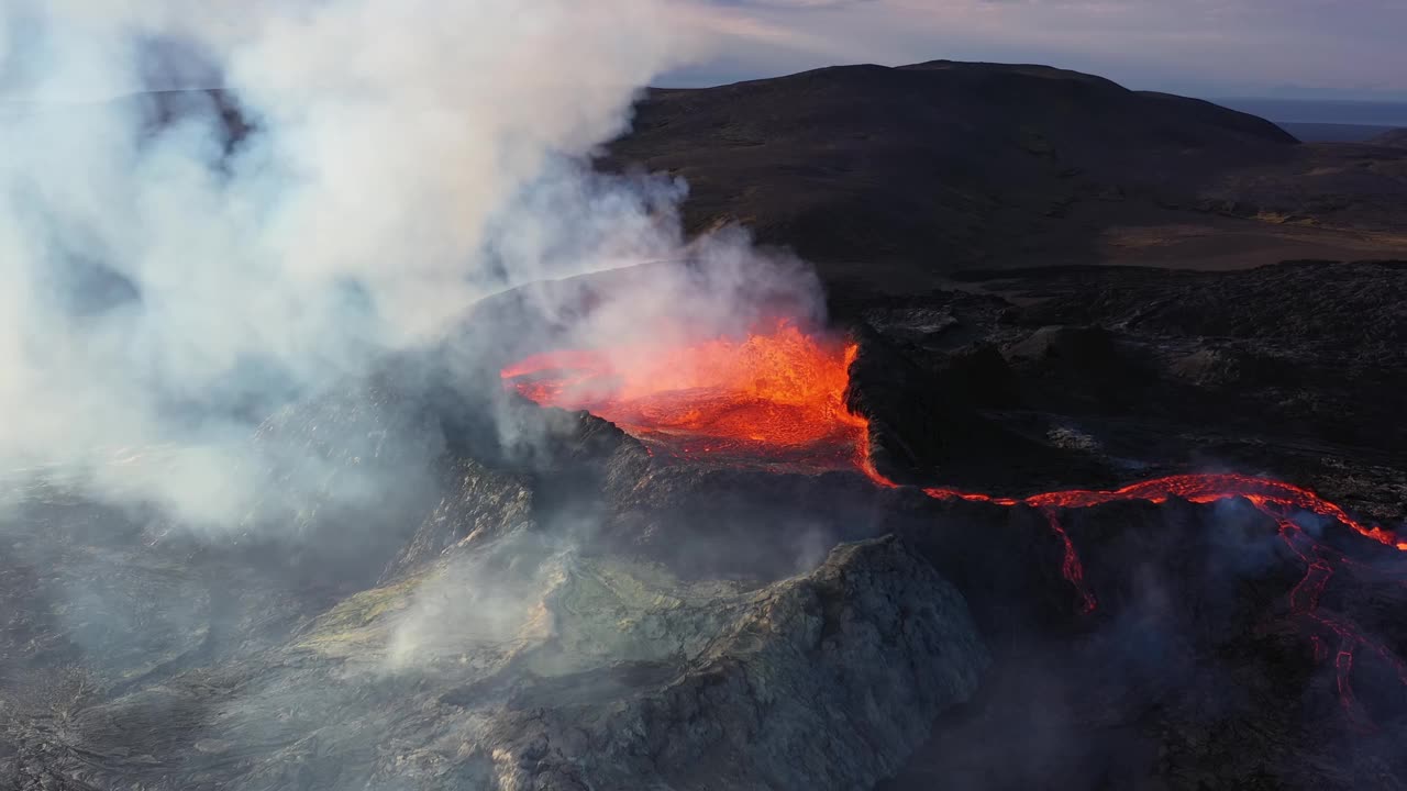 火山爆发的鸟瞰图，冰岛法格拉达斯火山活跃视频素材