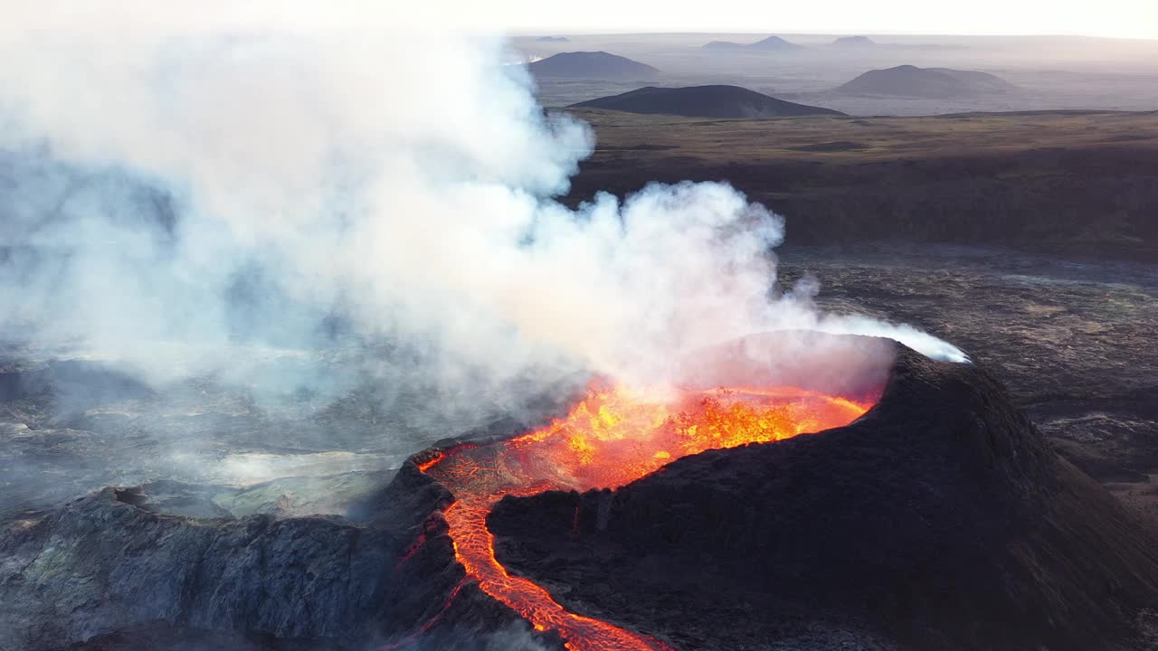 火山爆发的鸟瞰图，冰岛法格拉达斯火山活跃视频素材