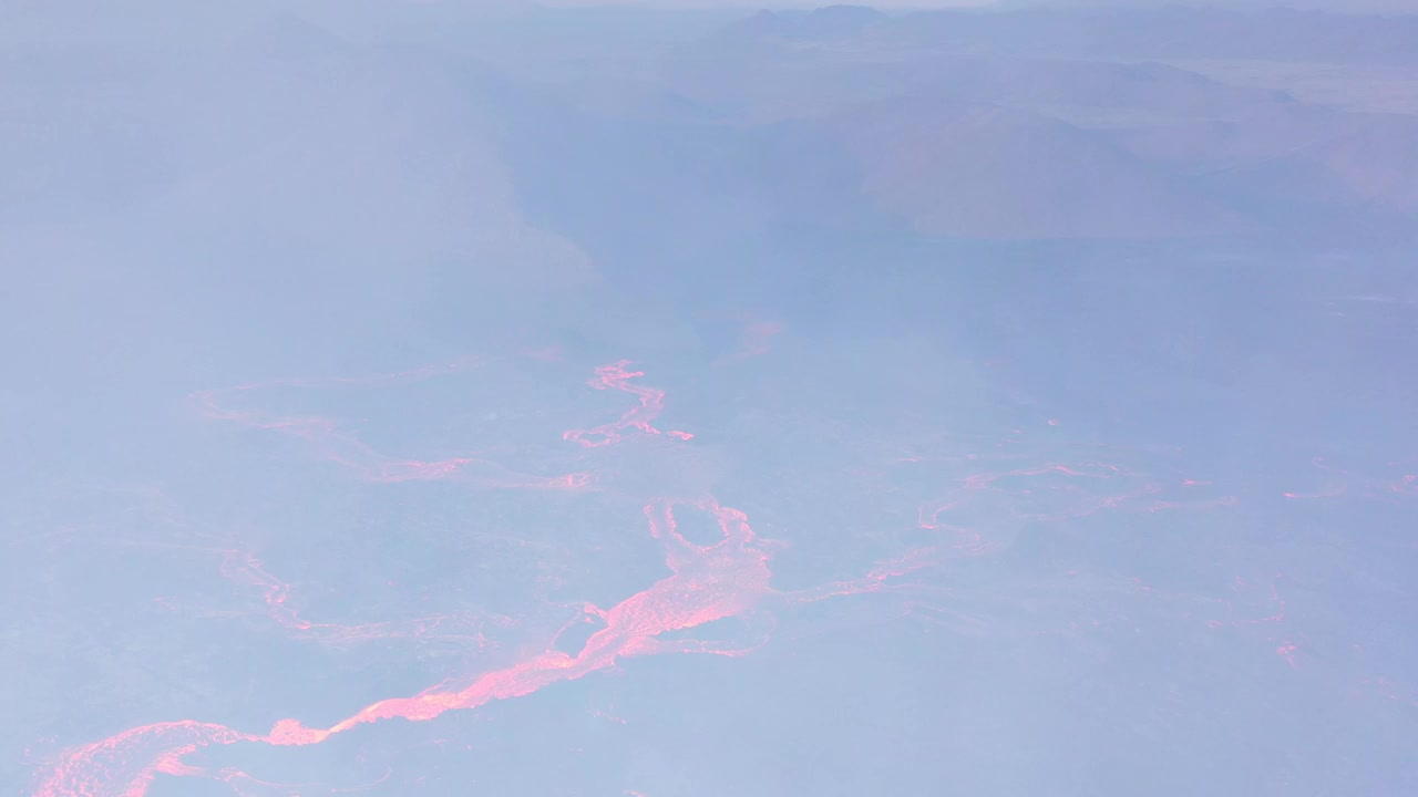 火山爆发的鸟瞰图，冰岛法格拉达斯火山活跃视频素材