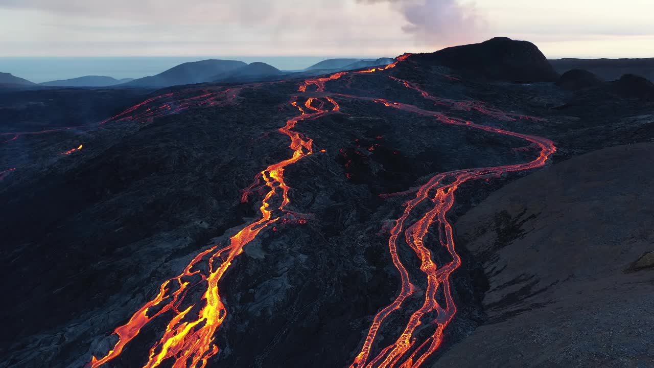 火山爆发的鸟瞰图，冰岛法格拉达斯火山活跃视频素材