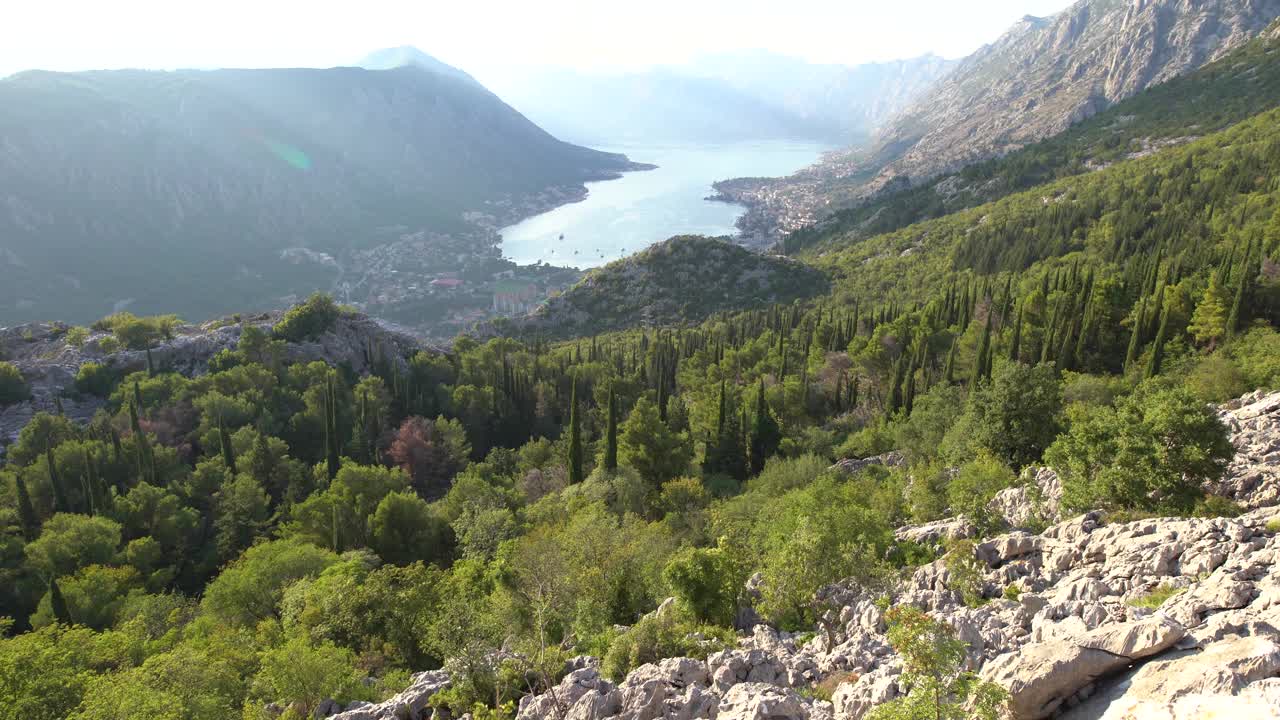 从洛森山到科托湾，在明亮的阳光下视频素材