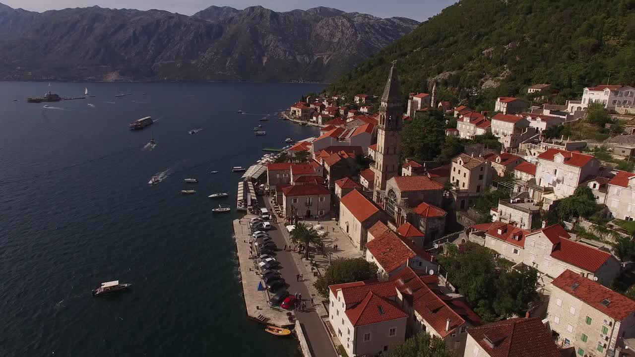 以红色屋顶为背景的钟塔。Perast、黑山视频素材