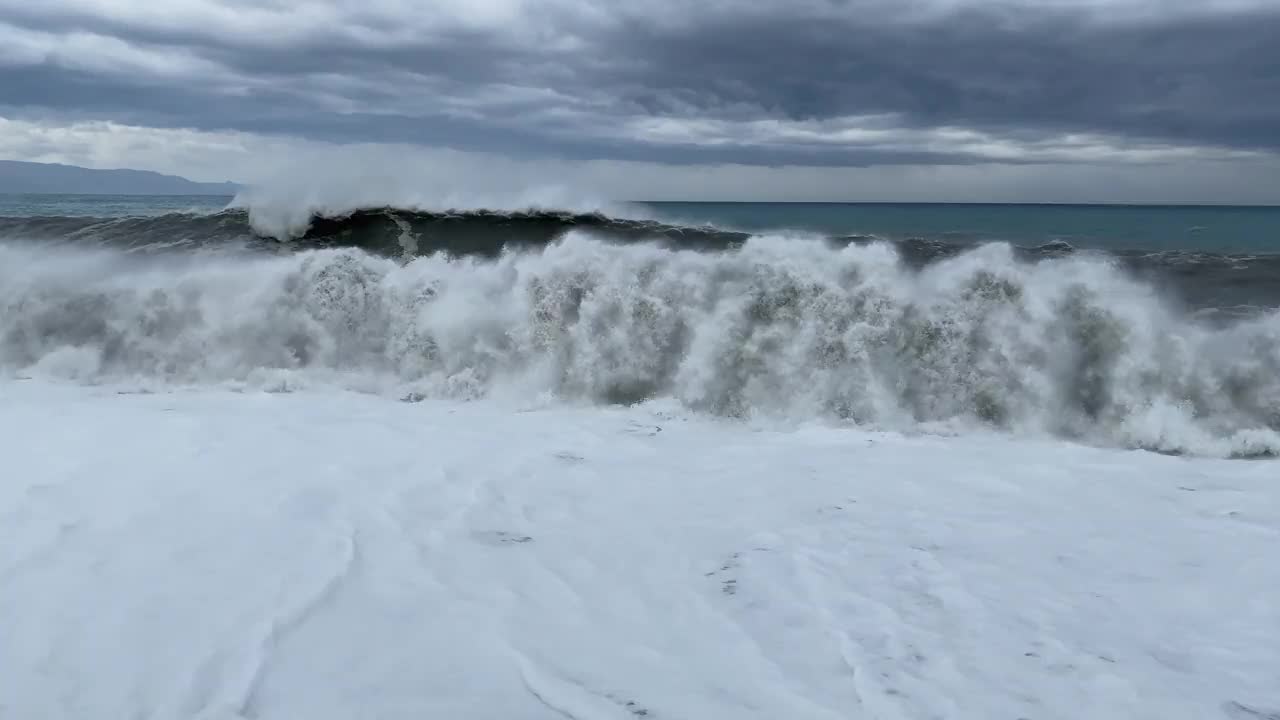 海岸上的巨浪视频素材