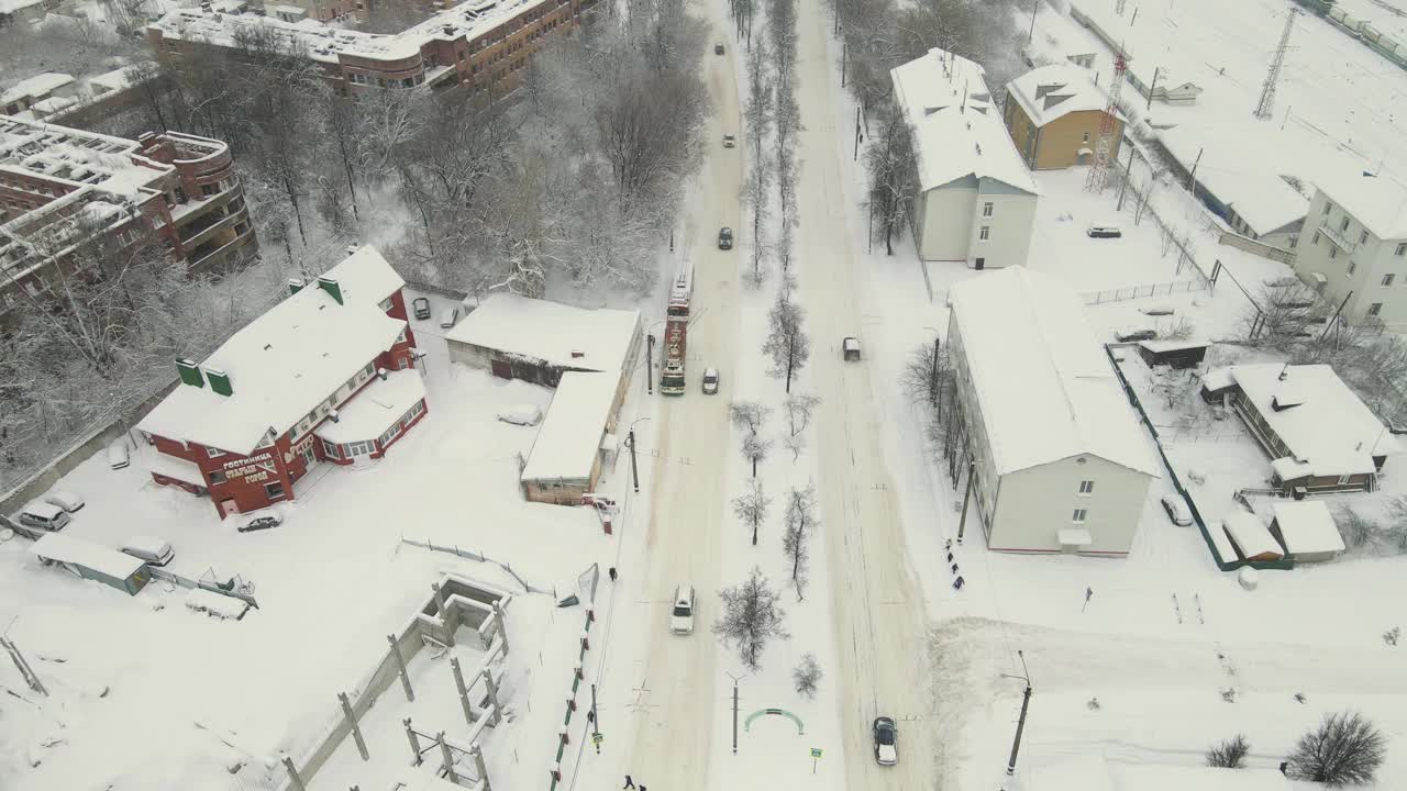 一场暴风雪过后，汽车沿着覆盖着大量积雪的城市道路行驶。视频素材