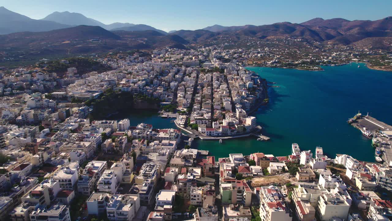 鸟瞰希腊城市Agios Nikolaos。一个美丽的欧洲地中海城市视频素材