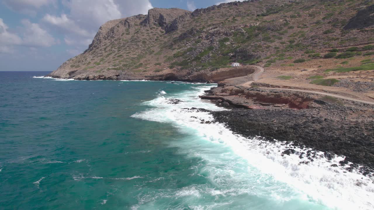 鸟瞰图。大气海景与山脉和岩石。巨浪冲击着海岸视频素材