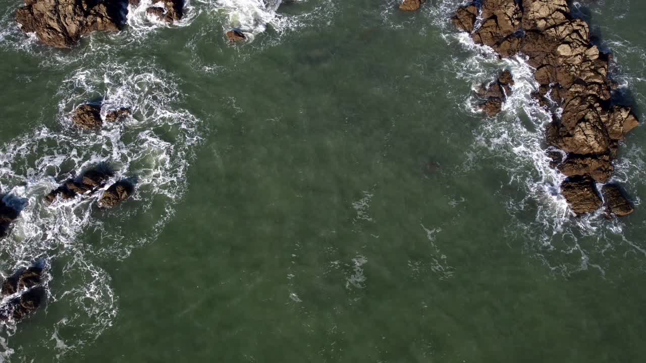 俯瞰波浪和海水冲击岩石的景象。爱尔兰沃特福德库珀海岸地质公园。视频素材