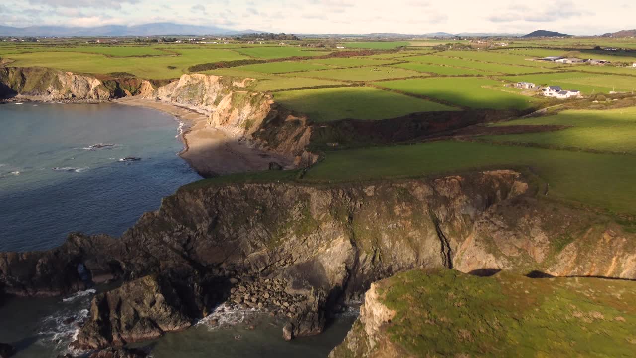 爱尔兰沃特福德库珀海岸地质公园的悬崖和草地。视频素材