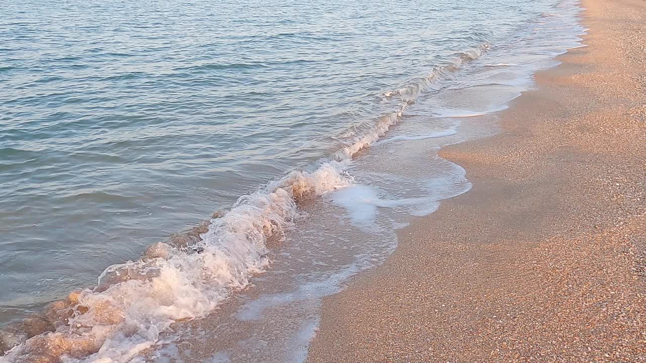 海浪滚到海滩岸边，慢动作。视频素材