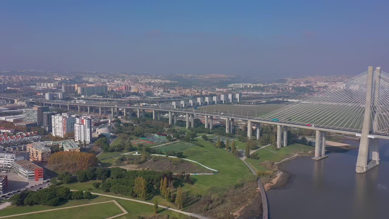 葡萄牙里斯本，空中的瓦斯科·达·伽马桥，城市和公园的景色，在一个雾蒙蒙美丽的早晨，在汽车交通中。视频素材