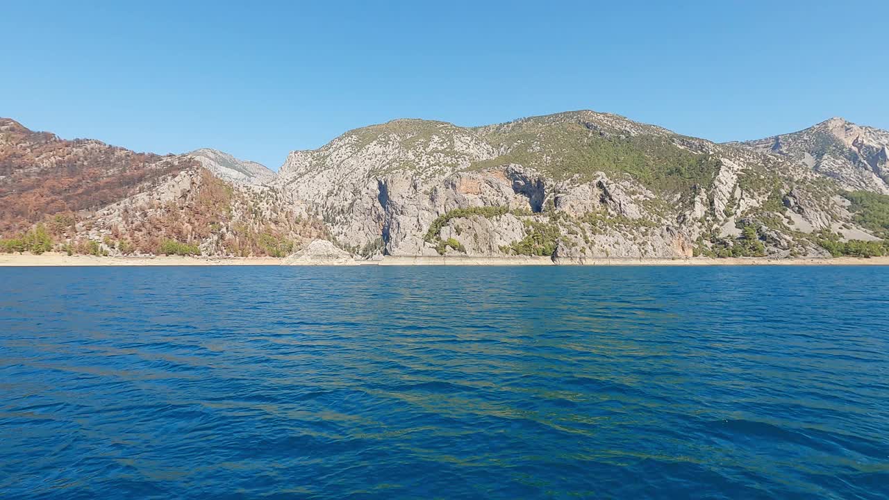 水库水面运动有蓝水，山有岩。视频素材