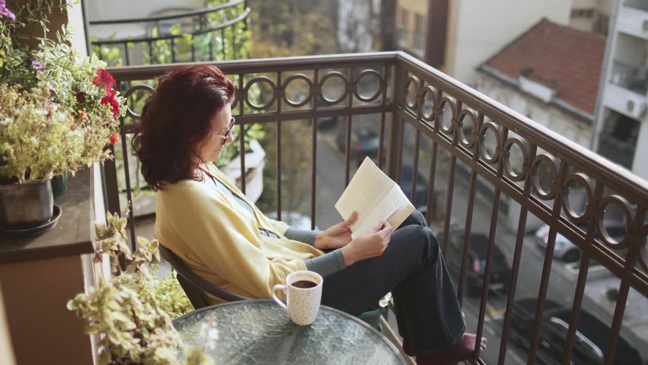 成熟的女人在早晨的阳台上放松视频素材