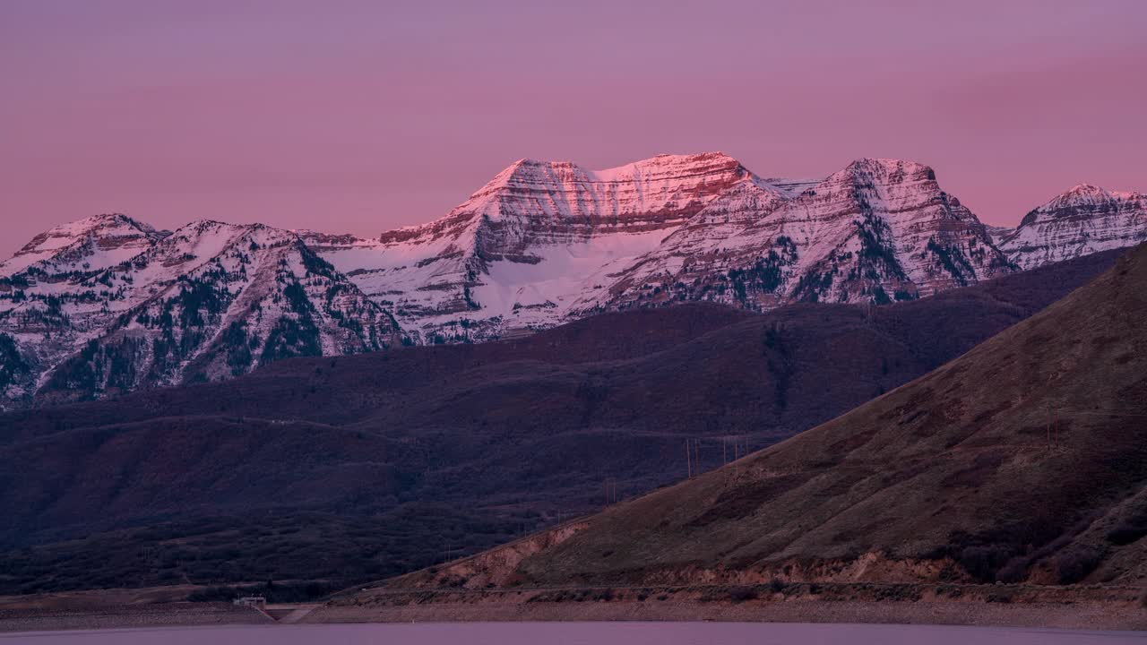 太阳在日出时照亮雪山的时间流逝视频素材