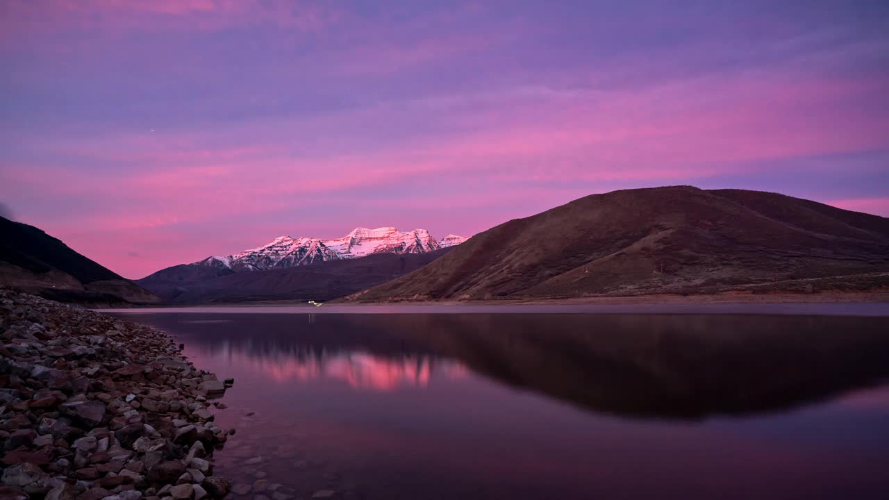 在鹿溪水库观赏Timpanogos的彩色日出时间推移视频素材