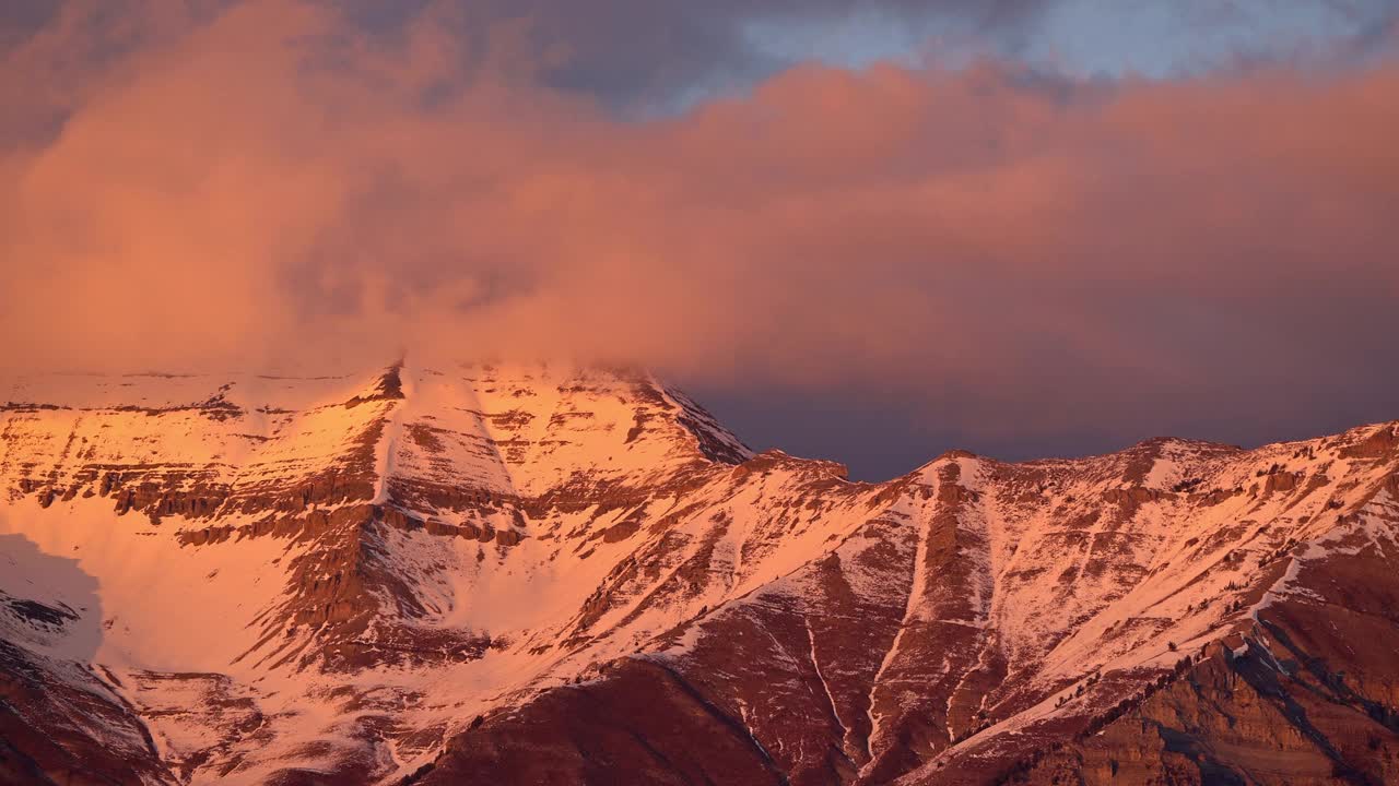 日落时，在Timpanogos山上吹过的云视频素材