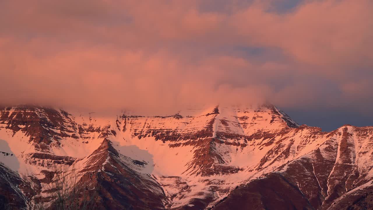 日落时，积雪覆盖的Timpanogos山云雾飘动视频素材