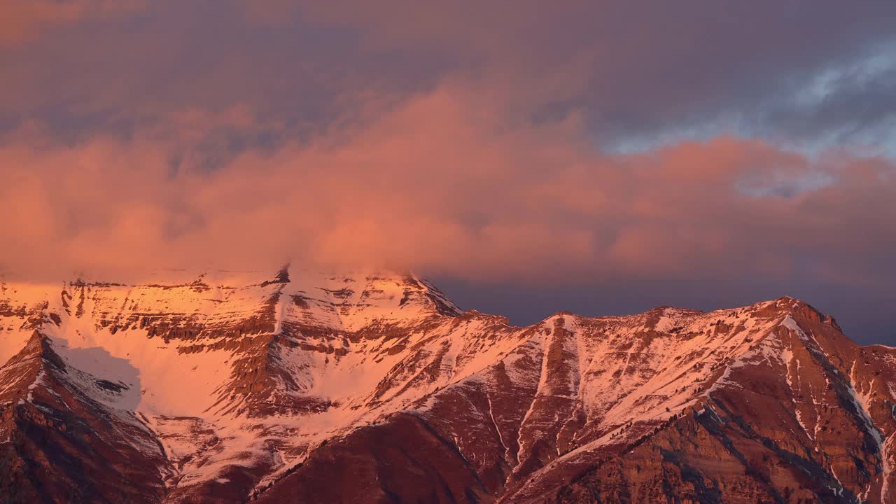 Timpanogos山积雪覆盖在日落时发光视频素材