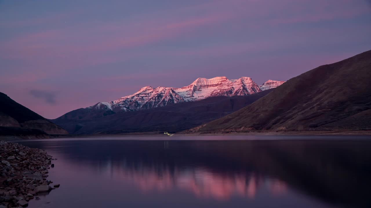 积雪覆盖的Timpanogos山反射在鹿溪视频素材