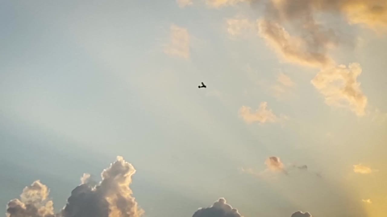 日落天空中的无线电控制飞机模型视频素材