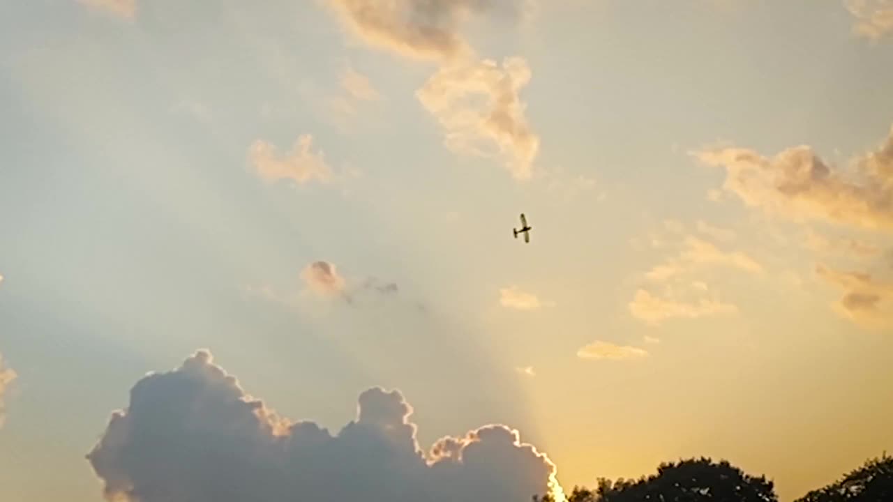 日落天空中的无线电控制飞机模型视频素材