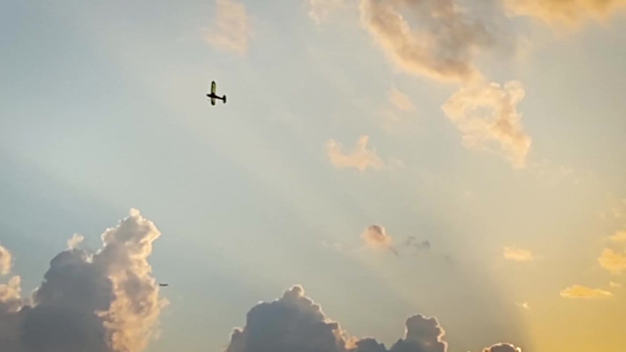 日落天空中的无线电控制飞机模型视频素材