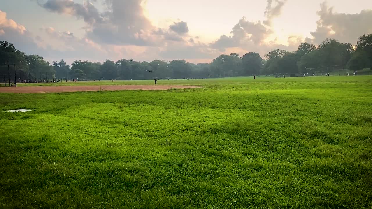 日落天空中的无线电控制飞机模型视频素材