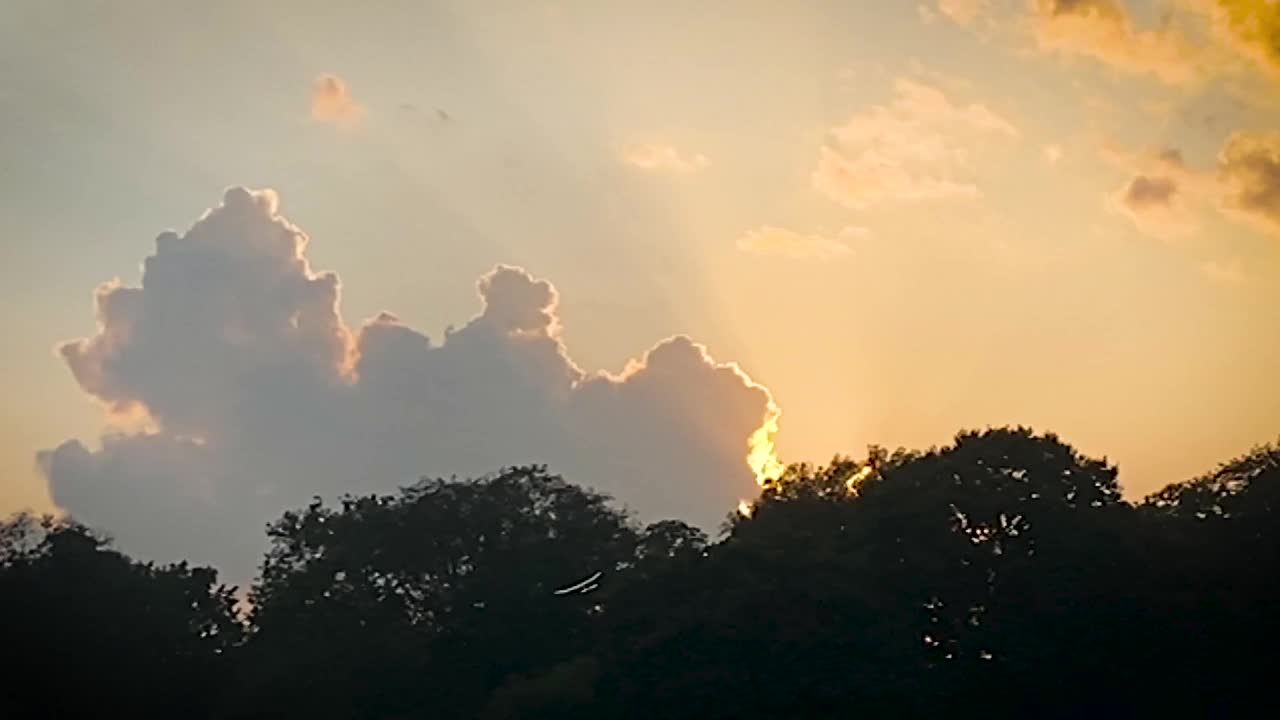 日落天空中的无线电控制飞机模型视频素材