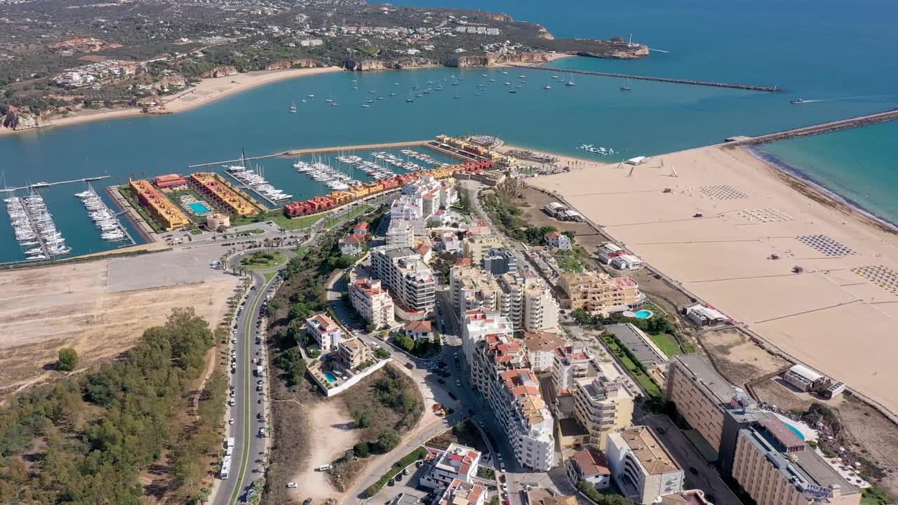 从海港向停泊的游艇和船只鸟瞰葡萄牙城市Portimao。豪华游客。视频素材