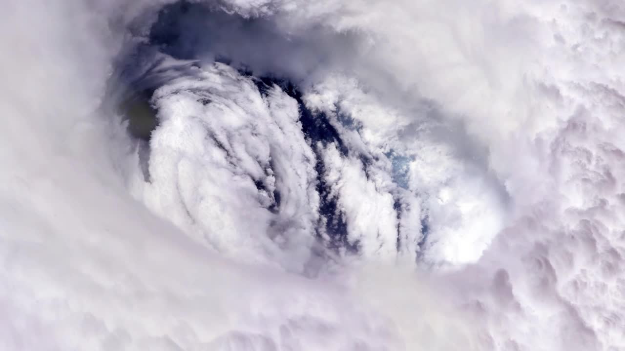 从太空看巨大飓风之眼。这段视频的元素由美国宇航局提供。4 k决议。视频素材