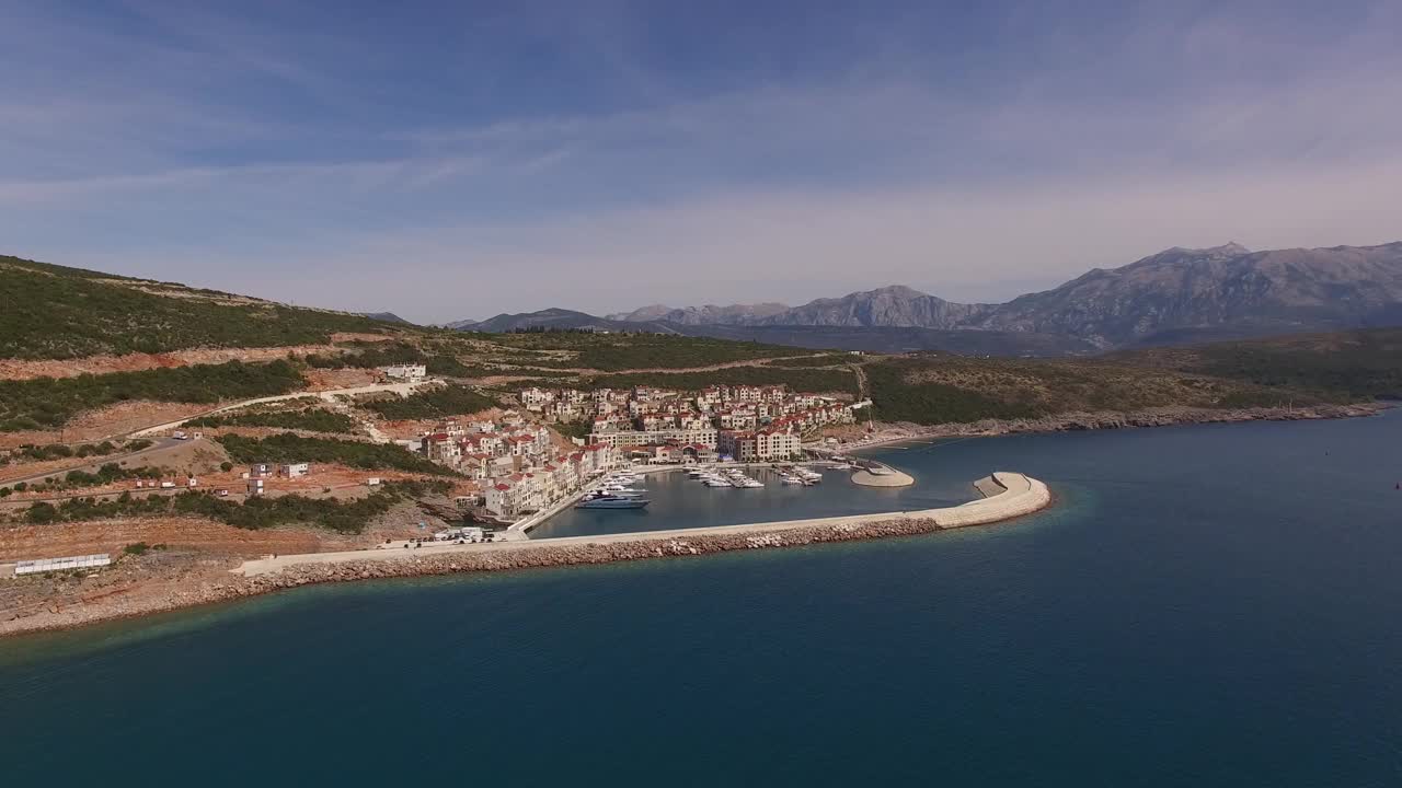 从大海到卢斯蒂卡湾和滨海湾村的景色视频素材