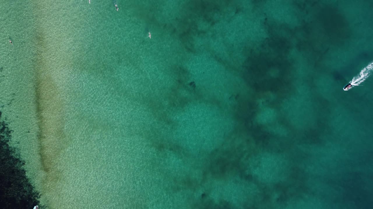 人们在澳大利亚昆士兰州黄金海岸的伯利岬游泳视频素材