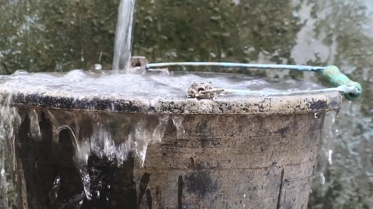 水从黑色桶溢出高清视频。满不再适合。过载视频素材