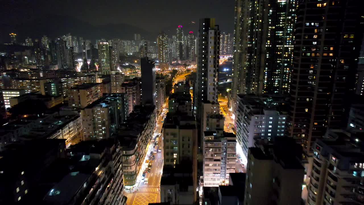 夜间航拍九龙市中心，香港，现代建筑和高速公路视频素材