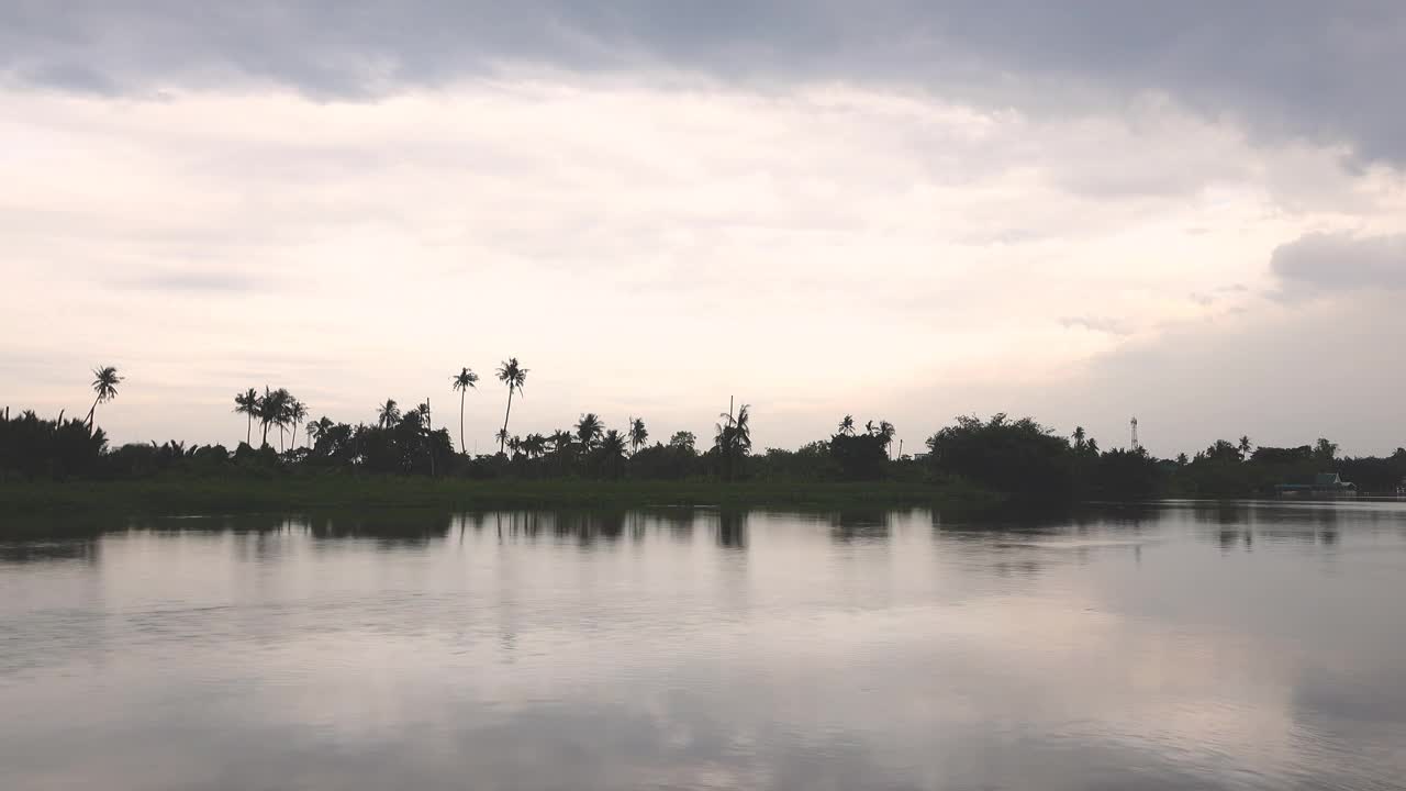 美丽的日落，河上的多云天空。视频素材