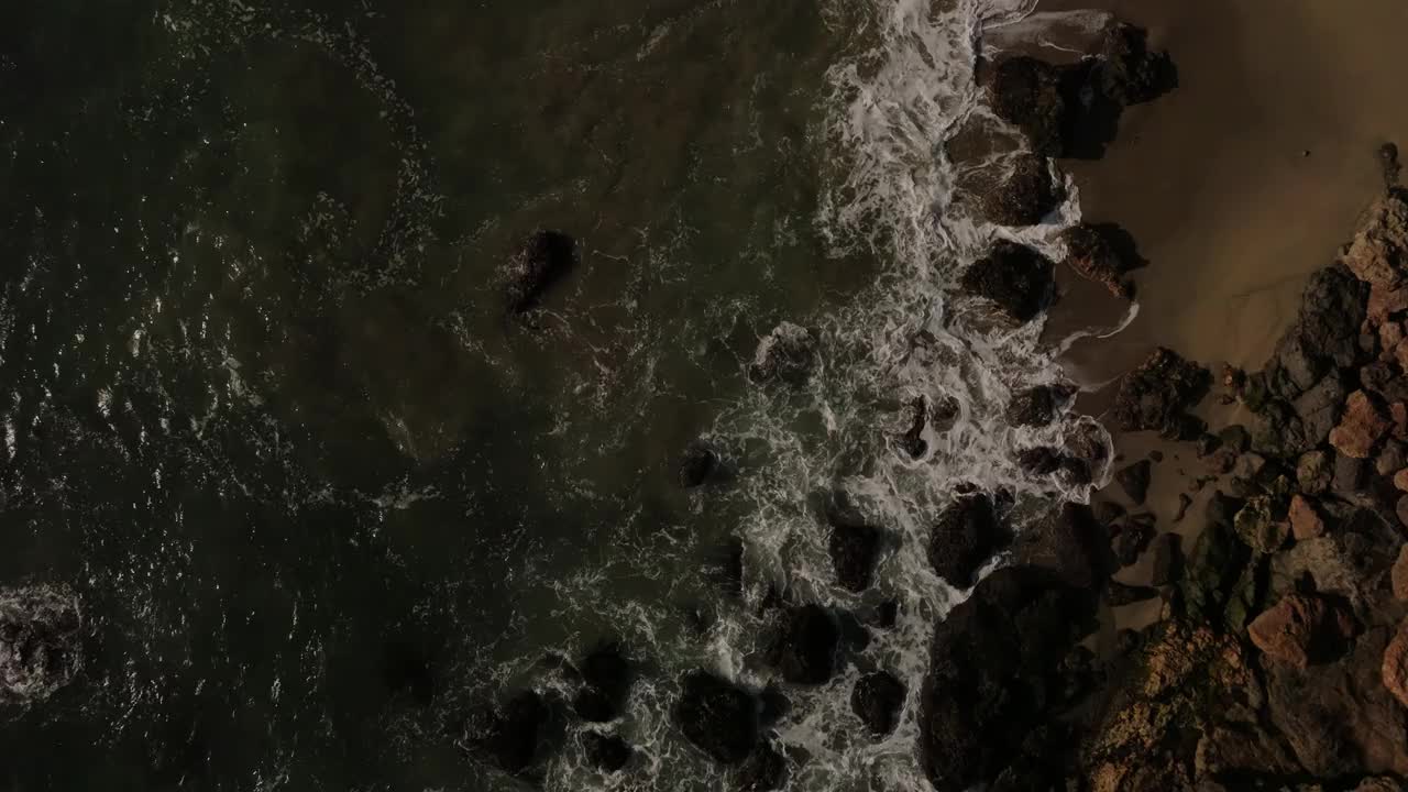 鸟瞰海浪撞击海滩的景象视频素材