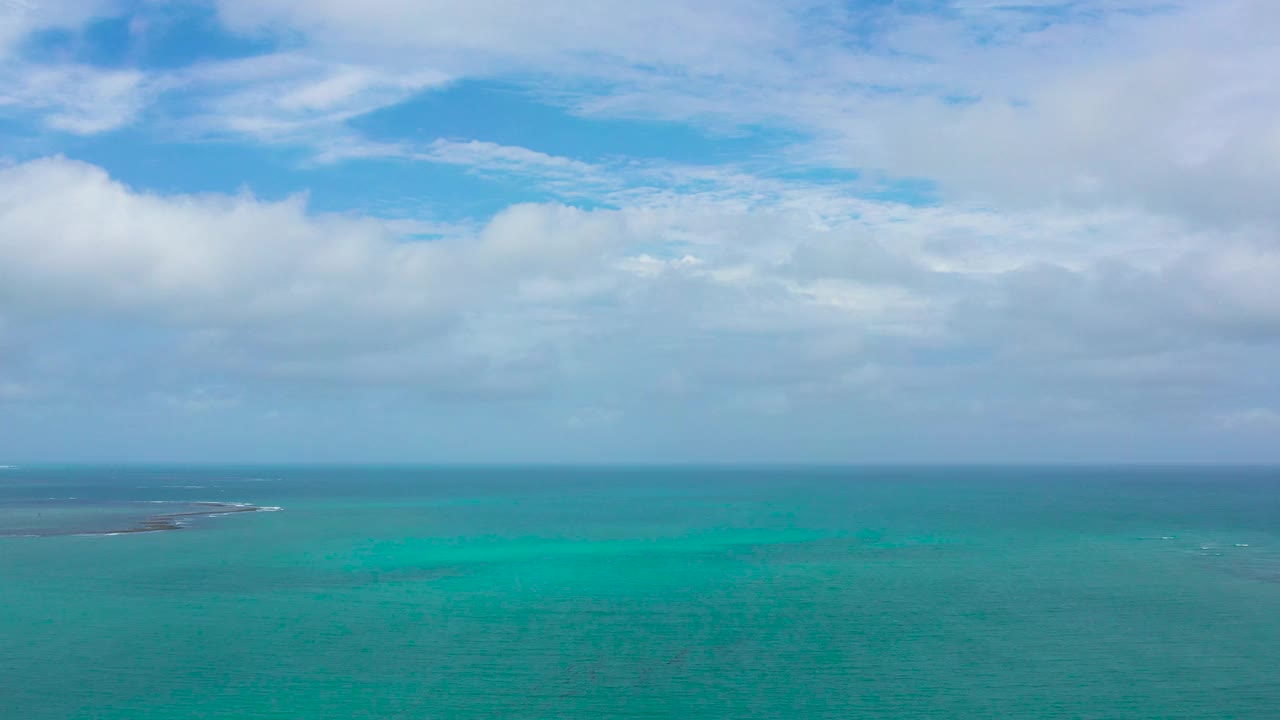 海景:大海衬着蓝天和白云视频素材