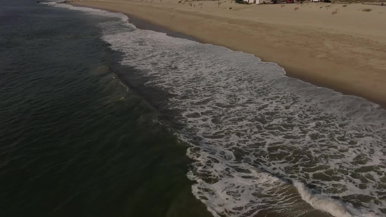 空中的海浪冲击着海滩视频素材