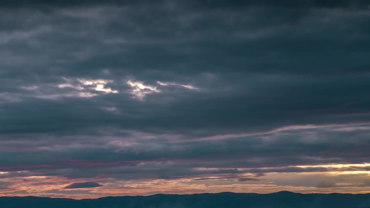 鸟瞰图的日出时间推移，美丽的天空与云的背景，蓝天与云和太阳视频素材