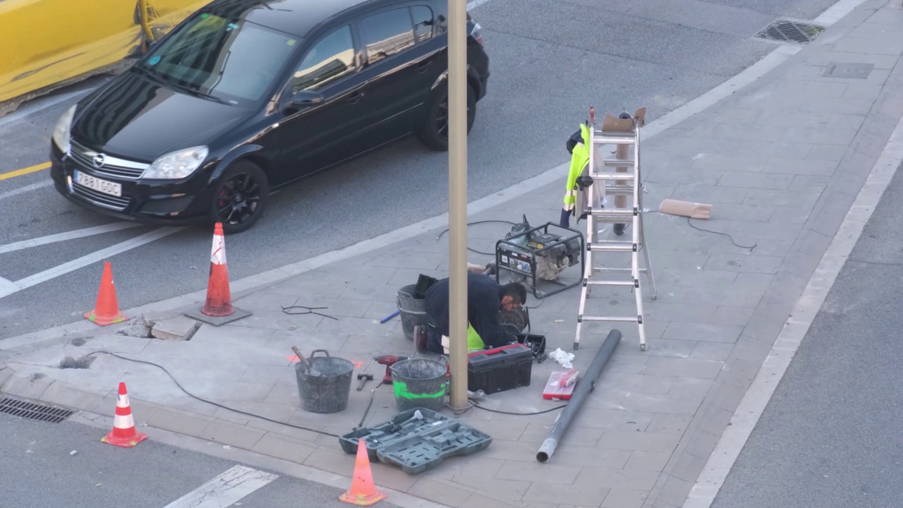 男技师在维修红绿灯和红绿灯时，白天在交通繁忙的道路上发生事故视频素材