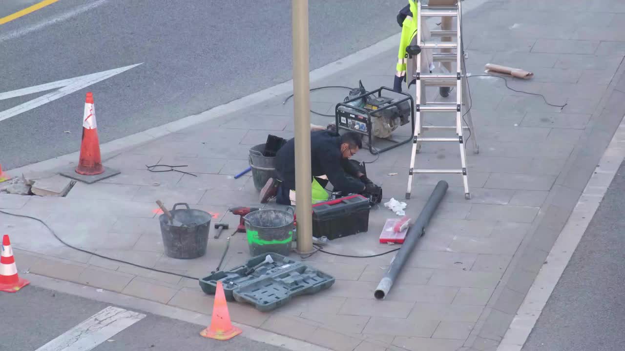 男技术员修理交通灯和灯的异常事故期间，在道路上有很多的交通视频素材