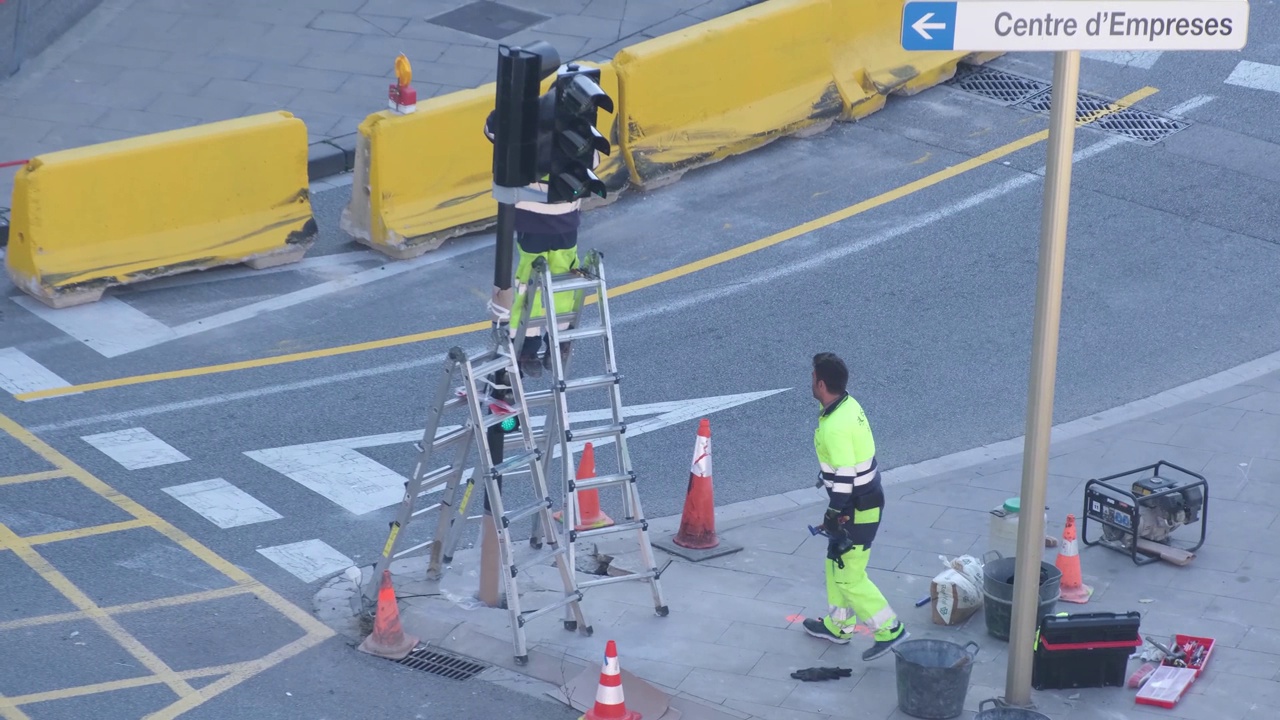 男技师在维修红绿灯和红绿灯时，白天在交通繁忙的道路上发生事故视频素材