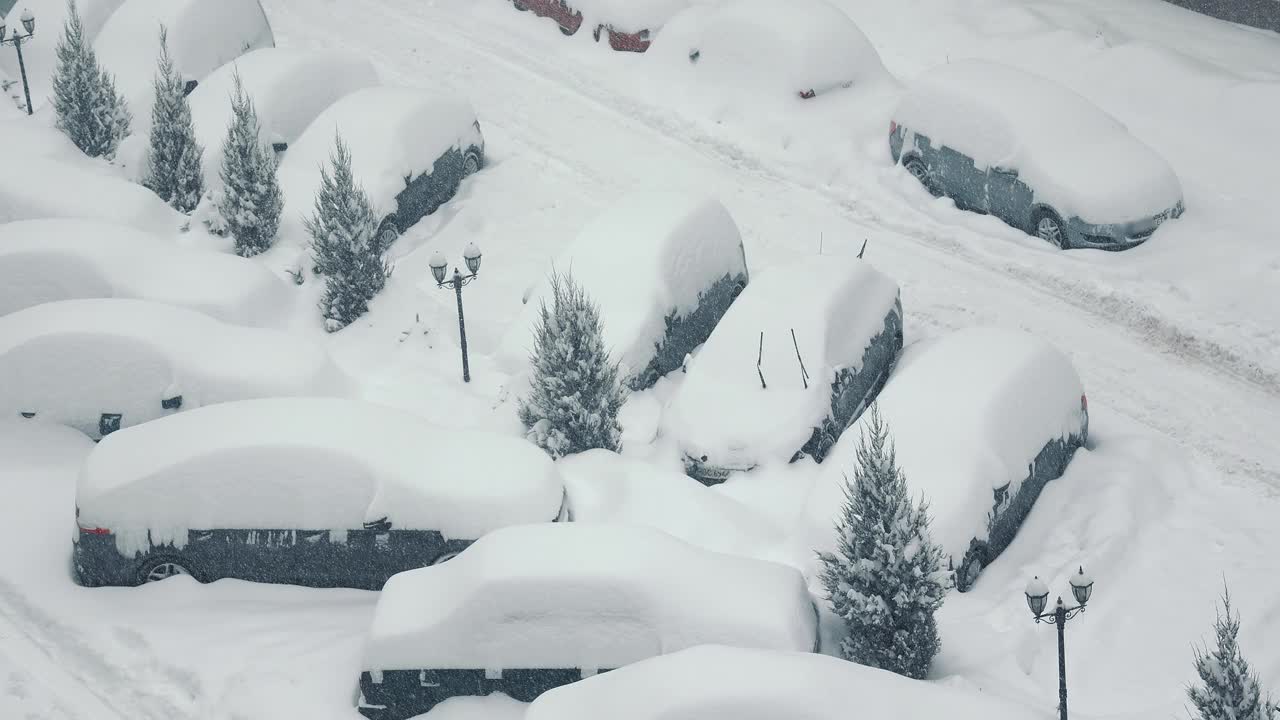 暴风雪过后，汽车被雪覆盖着。大雪。街道和汽车都被雪覆盖着。停车场被大雪覆盖着视频素材