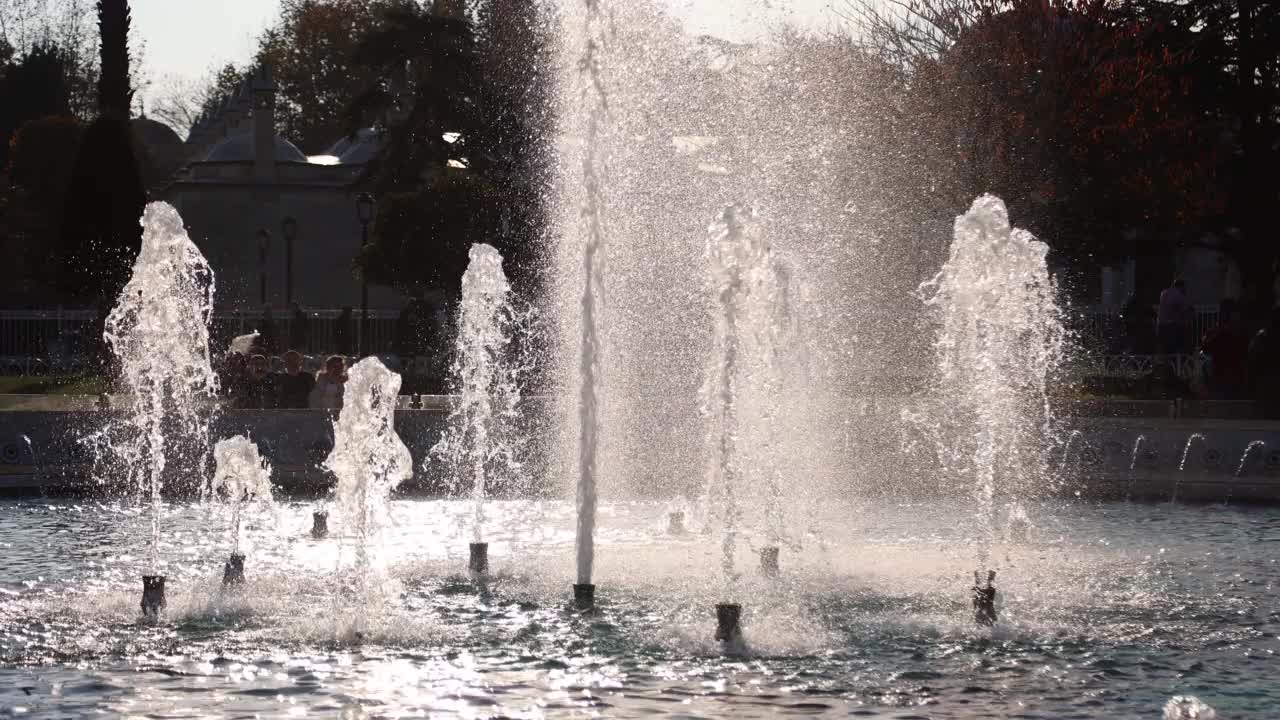 池塘剪影，池塘地面视图，观赏池，广场和坐的地方公园，苏丹艾哈迈德广场，圣索菲亚大教堂和蓝色清真寺，圣索菲亚广场视频素材